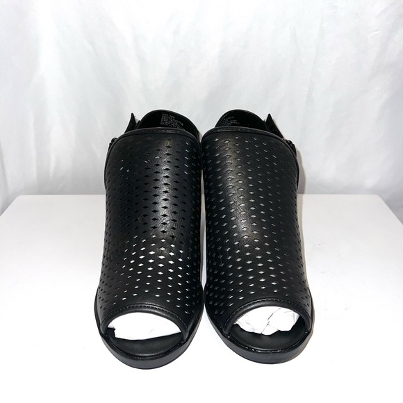 Black Peep Toe Perforated Slingback Chunky Heel Sandals Shoes - Picture 4 of 12